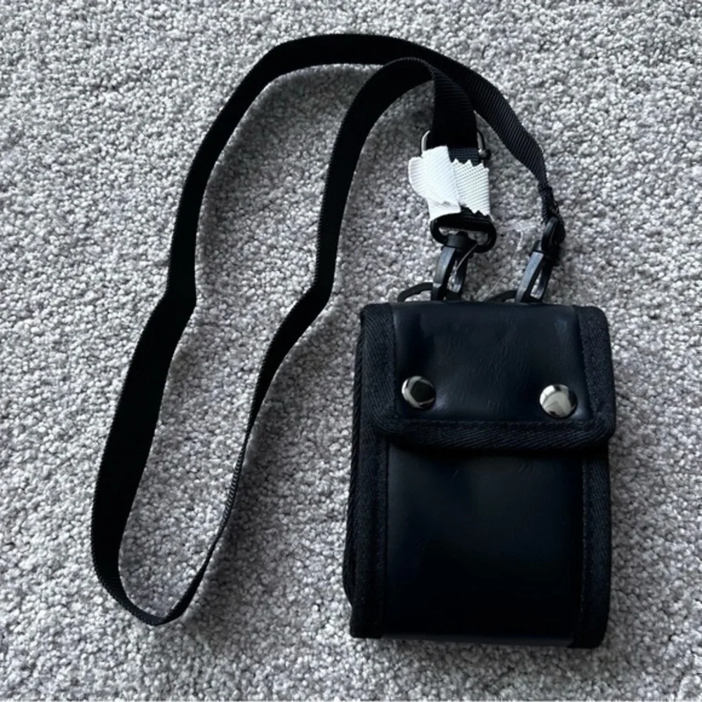 💚 NWOT black card holder with detachable strap